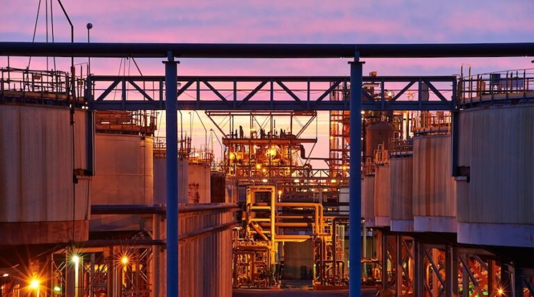 Alcoa plans to gradually reduce production at the Kwinana refinery as part of a phased shutdown.